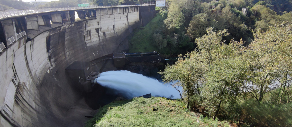 (Foto de ARCHIVO)
Embalse de Eiras, en Fornelos de Montes, a 6 de noviembre de 2023, con las compuertas abiertas tras alcanzar un volumen de agua del 100 por 100  de su capacidad.

EUROPA PRESS
06/11/2023