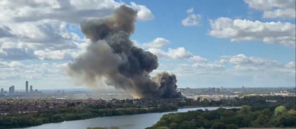 Columna de humo en el norte de Londres