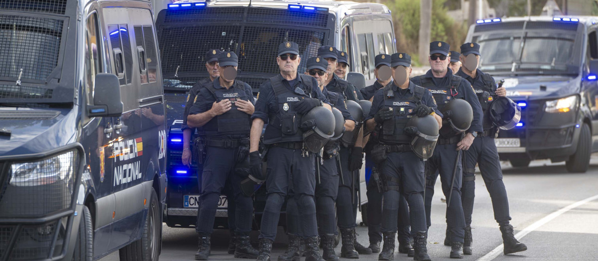 Policías durante una manifestación para protestar por la situación provocada por su llegada masiva, a 27 de agosto de 2026, en Ceuta (España). Los manifestantes han tratado de impedir el acceso de los voluntarios de Cruz Roja que reparten bolsas de comida a los migrantes en la playa del Trampolín y han provocado disturbios en la playa de Benítez de Cueta, que se han saldado con cargas policiales, tras introducirse en los asentamientos de migrantes que pernoctan en la zona y causar destrozos, incluido la quema de enseres.

Marcos Moreno / Europa Press
27 AGOSTO 2026 CRISIS MIGRATORIA;PIXELADA
27/8/2026