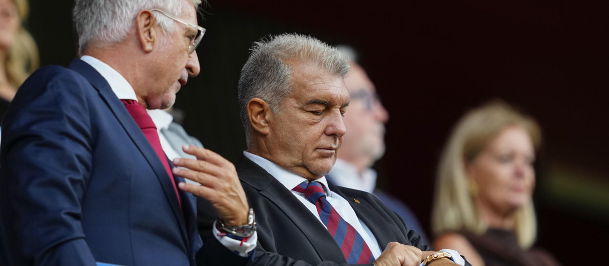 El presidente del Barcelona, Joan Laporta (d), en el palco del Camp Nou