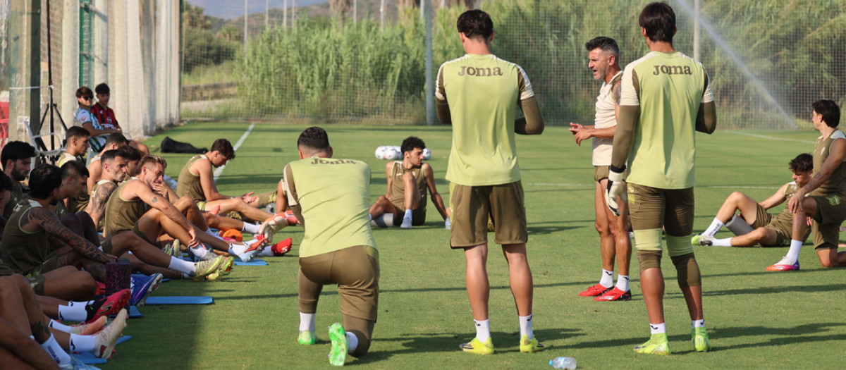 Iván Ania hablando a sus jugadores en la pretemporada