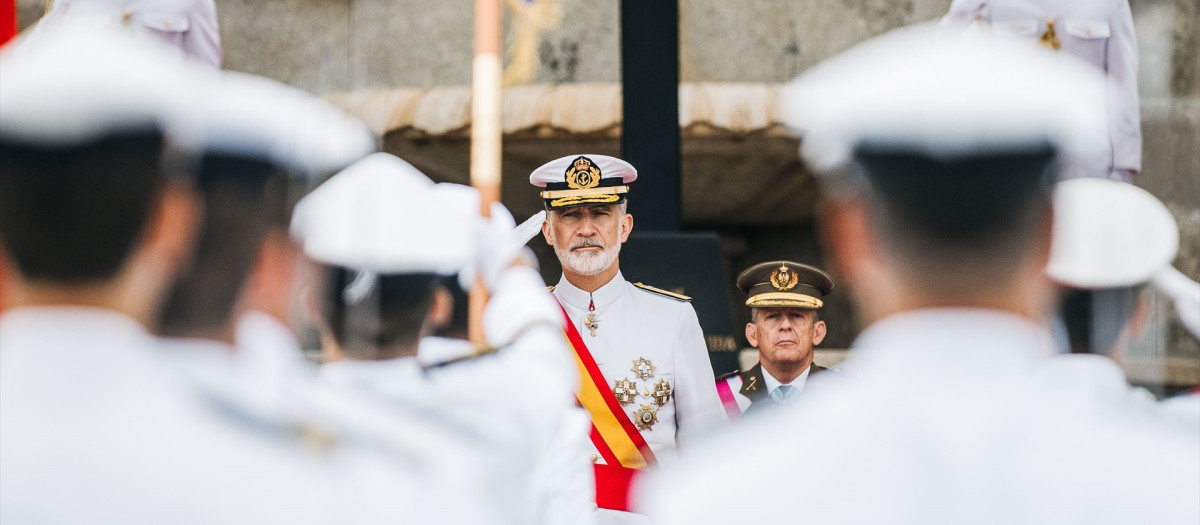 (Foto de ARCHIVO)
El rey Felipe VI, durante la celebración de la solemne ceremonia de juramento o promesa ante la bandera y la entrega de los reales despachos de empleo a la nueva promoción de oficiales de la Armada, a 16 de julio de 2026, en Marín (Pontevedra, Galicia, España). Este tradicional acto castrense e institucional, desarrollado en el patio de armas de la Escuela Naval Militar coincidiendo con la festividad del Día de la Virgen del Carmen —patrona de la gente del mar y de la Marina de Guerra—, cuenta con la presidencia de S.M. el Rey Felipe VI para condecorar a los alumnos más destacados y dar la bienvenida a los nuevos mandos a las escalas del cuerpo general, infantería de marina e intendencia.

Beatriz Ciscar / Europa Press
16/7/2026