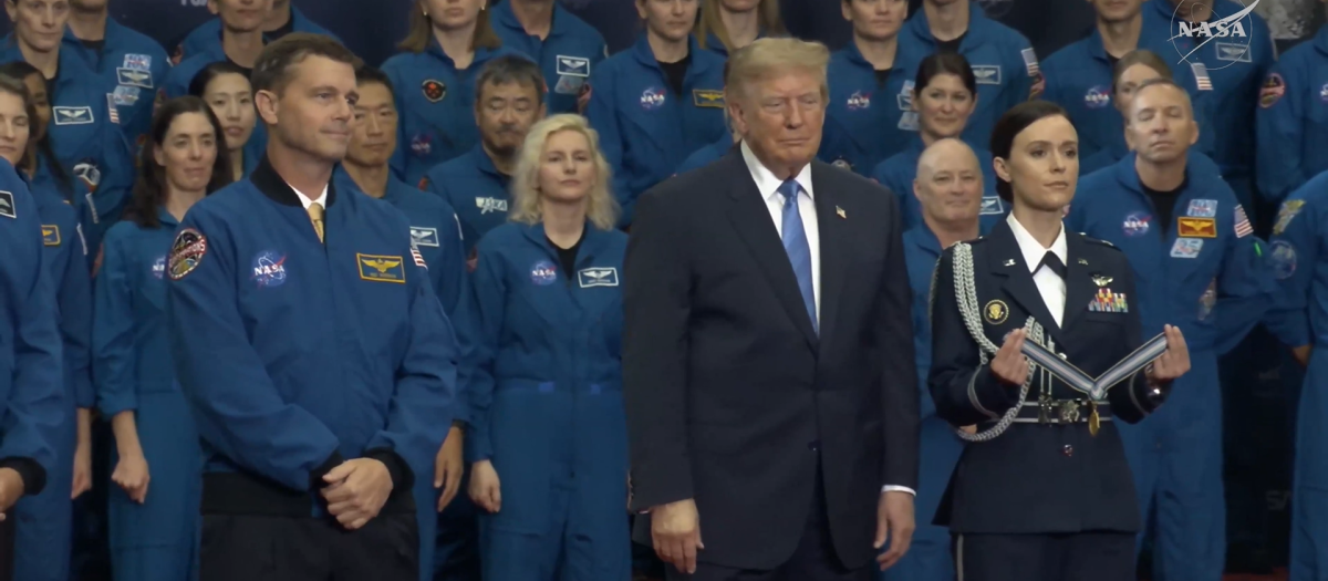 El presidente de EE.UU., Donald Trump, entrega la Medalla de Honor Espacial del Congreso al comandante de Artemis II, Reid Wiseman