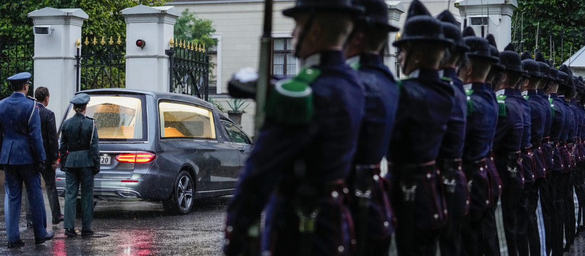 Guardias de honor se alinean a la llegada del coche fúnebre que transporta al difunto rey Harald V de Noruega