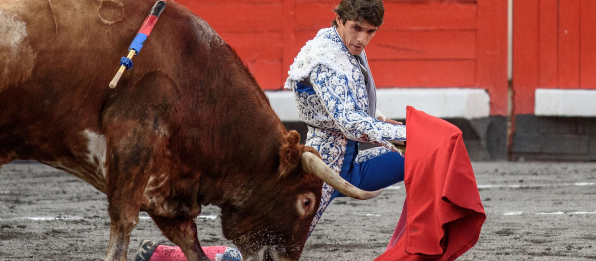 Sebastián Castella cita de rodillas al segundo de su lote