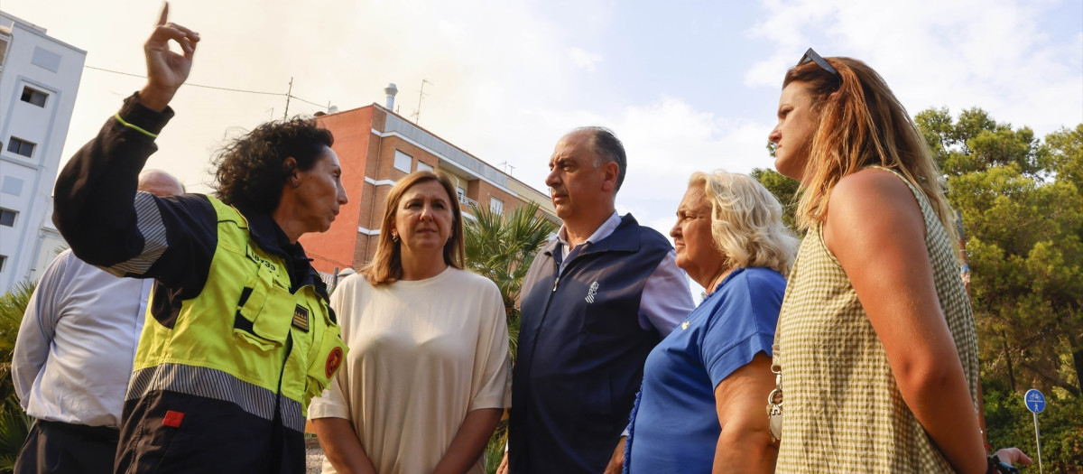 La alcaldesa de Valencia, María José Catalá, durante su visita al incendio en El Saler