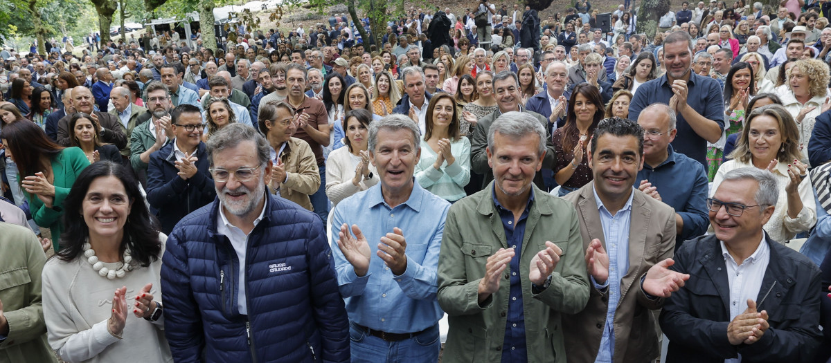 CERDEDO COTOBADE (PONTEVEDRA), 29/08/2026.- El presidente del Partido Popular, Alberto Núñez Feijóo, (c) junto a la secretaria general del Pp de Galicia, Paula Prado, el ex presidente Mariano Rajoy, el presidente regional del partido, Alfonso Rueda, al final del acto con el que el partido inicia el curso político, hoy sábado en Cerdedo-Cotobade, Pontevedra. EFE/Lavandeira jr.