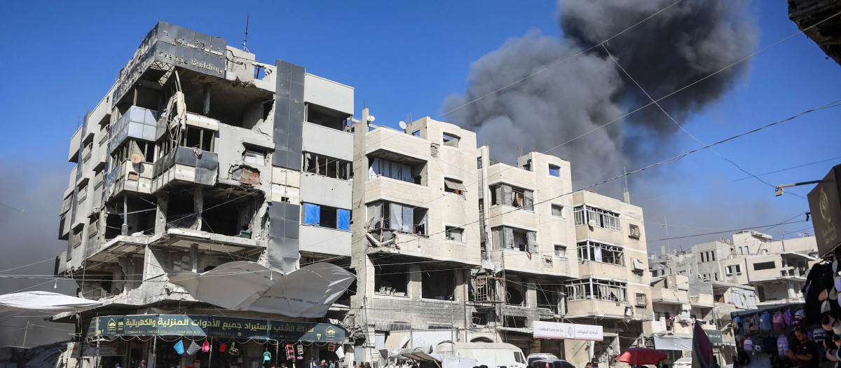Una densa columna de humo se eleva en la ciudad de Gaza tras un ataque israelí