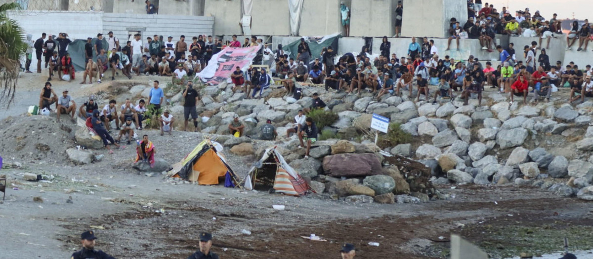 La Policía Nacional controla las inmediaciones de la playa del Trampolín en Ceuta