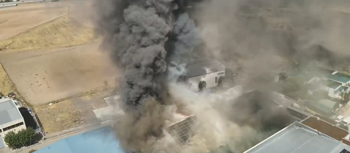 Imagen aérea del humo que ha provocado el incendio en una nave industrial de Fuente el Saz del Jarama