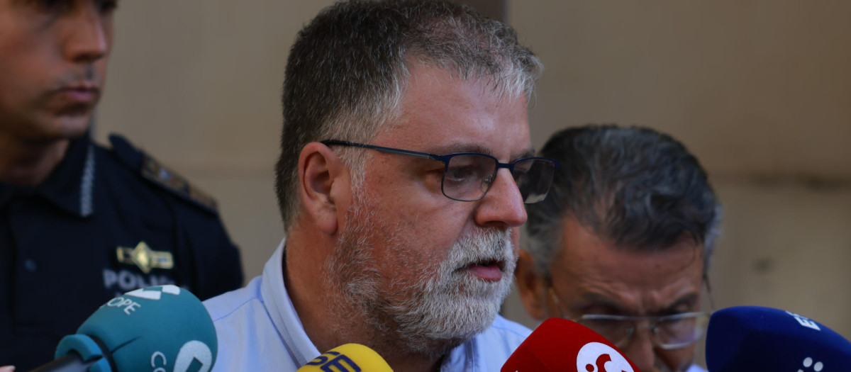 El alcalde de Villena, Fulgencio Cerdán, comparece ante los medios tras el robo en el museo de la ciudad