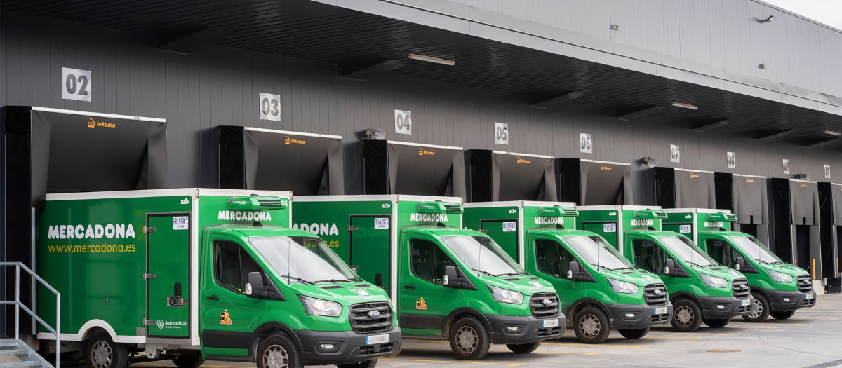 Imagen de unos vehículos de reparto de Mercadona