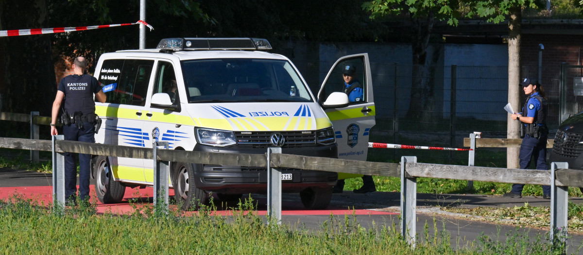 Agentes de Policía en el lugar donde ha ocurrido el tirote en Arau, al norte de Suiza