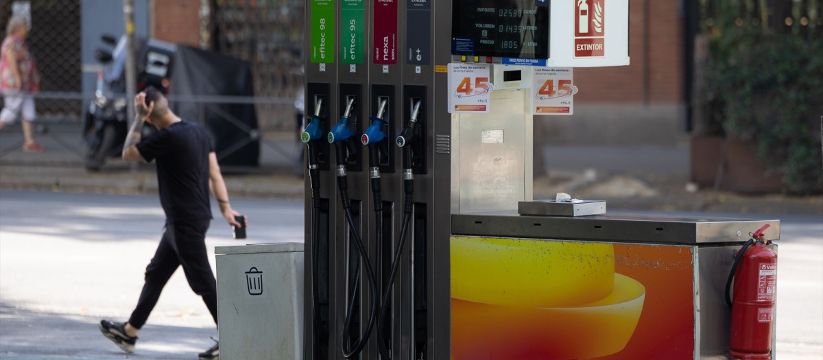 Surtidores de combustible en una gasolinera de Repsol.