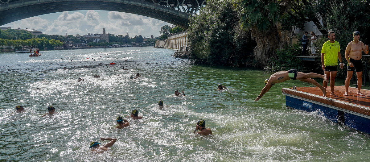 Militares de la UME, nadando en el río Guadalquivir para concienciar sobre la necesidad de donar médula (archivo)