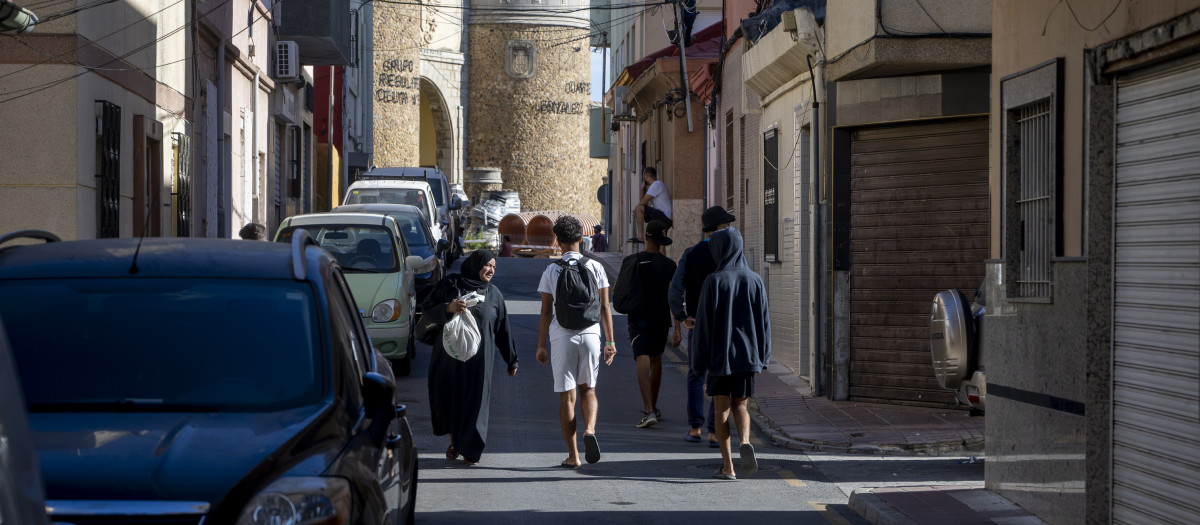 Varias personas en las calles del barrio de San José-Hadú, a 29 de agosto de 2026