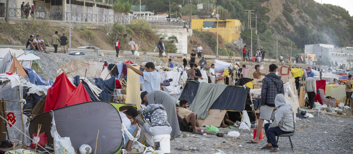 Decenas de personas viven y pernoctan en la playa del Trampolín, a 28 de agosto de 2026