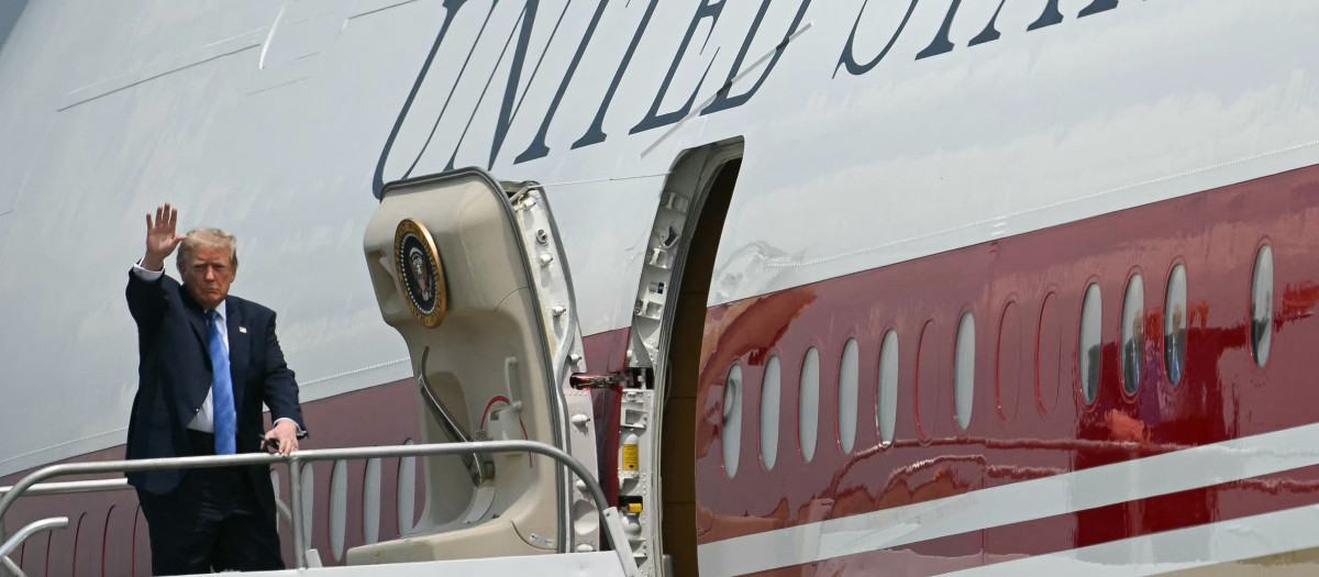 El presidente estadounidense Donald Trump saluda mientras sube al Air Force One en el aeropuerto Ellington de Houston, Texas