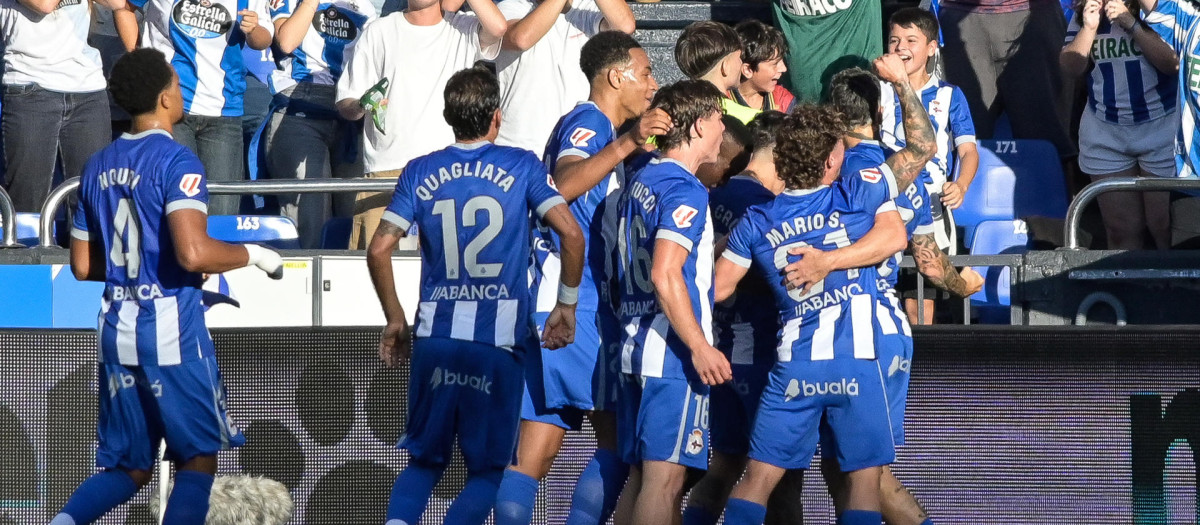 Los jugadores del Deportivo celebran el primer gol de Ximo Navarro, durante el encuentro correspondiente a la tercera jornada de LaLiga que enfrenta al Deportivo de A Coruña y al Valencia
