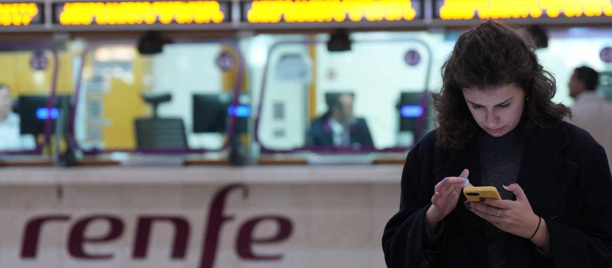 Una persona espera en la Estación de Sants (Barcelona)