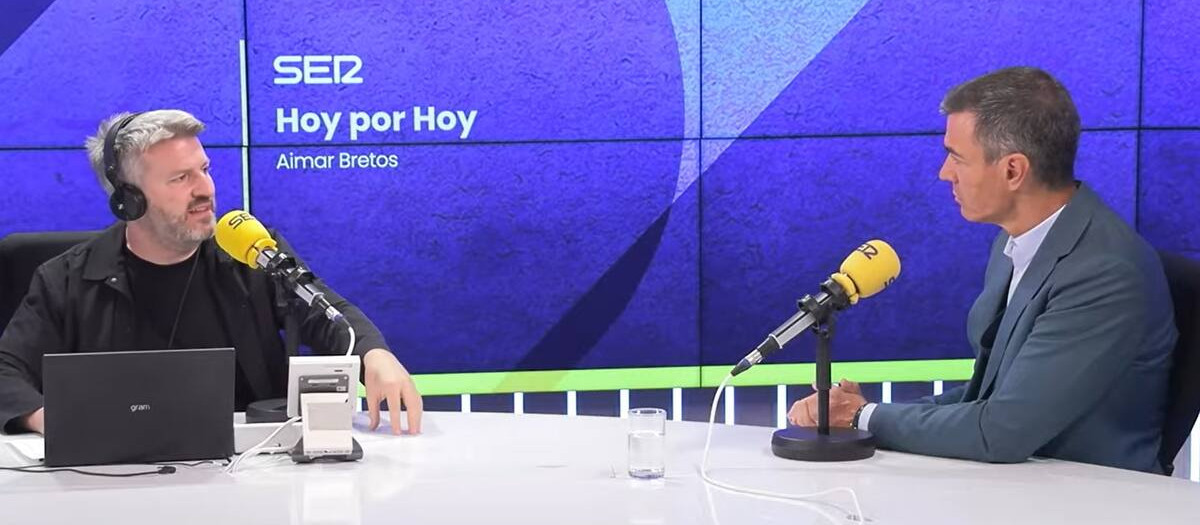 Pedro Sánchez junto a Aimar Bretos