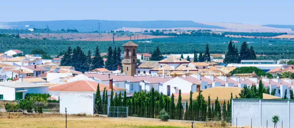 Está muy cerca de Málaga, en la comarca de Antequera