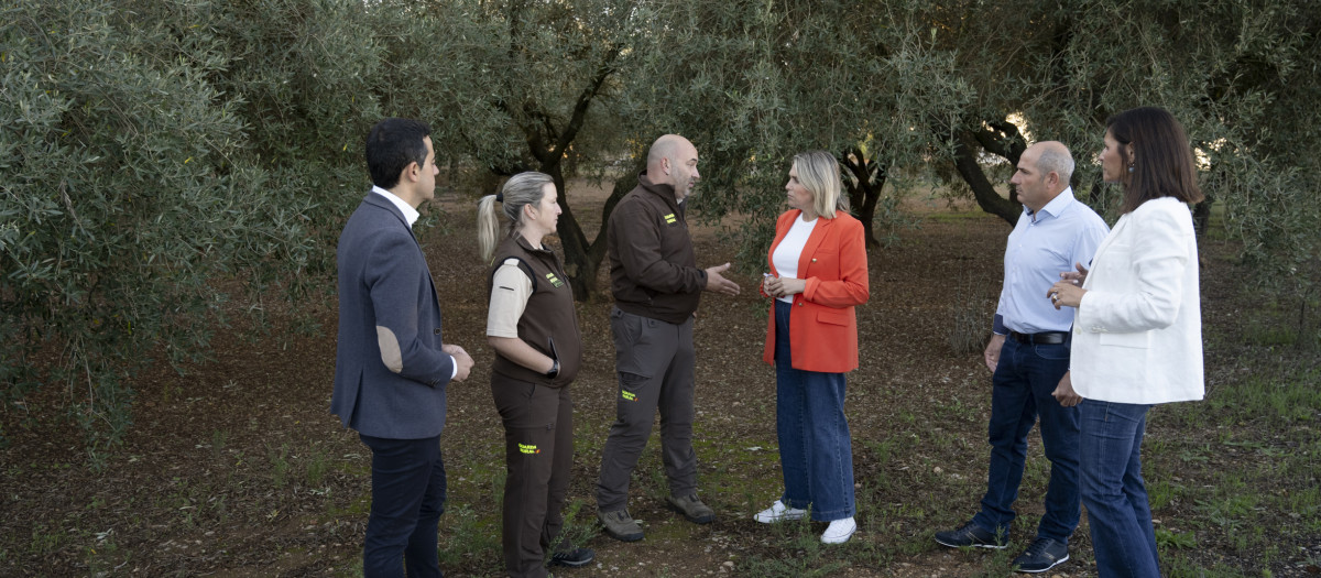 Marta Barrachina junto a guardas rurales