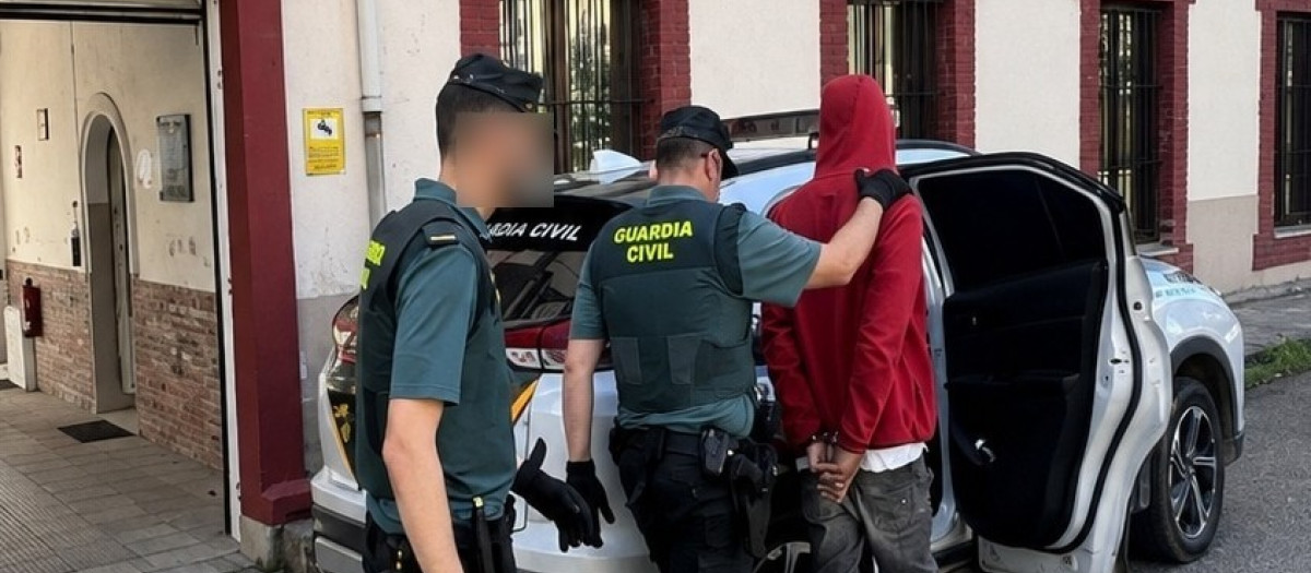 El detenido por agredir con arma blanca a un joven en las fiestas de Sobrepeña, en León
EUROPA PRESS
31/8/2026
