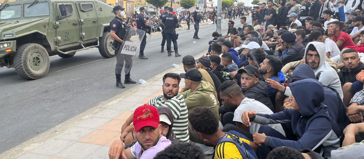 Inmigrantes frente a la explanada de embotellamiento de Loma Colmenar, Ceuta