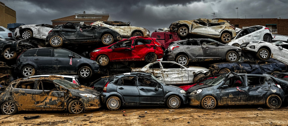 Coches amontonados en Benetusser tras la riada