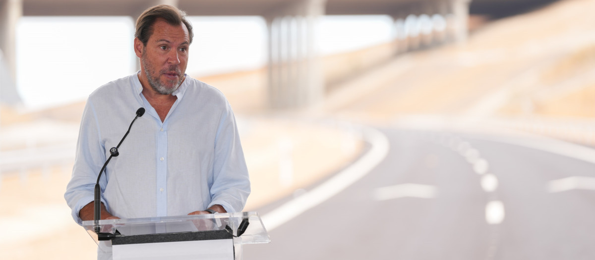 El ministro de Transportes, Óscar Puente, durante la inauguración de un tramo de la autovía A-11 entre Quintanilla, Olivares y Tudela de Duero en un acto celebrado en Valbuena de Duero (Valladolid)