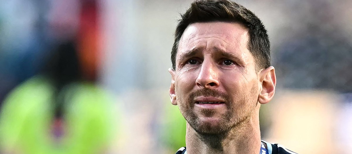 Lionel Messi llora durante la ceremonia de entrega del trofeo al finalizar la final de la Copa Mundial de Fútbol