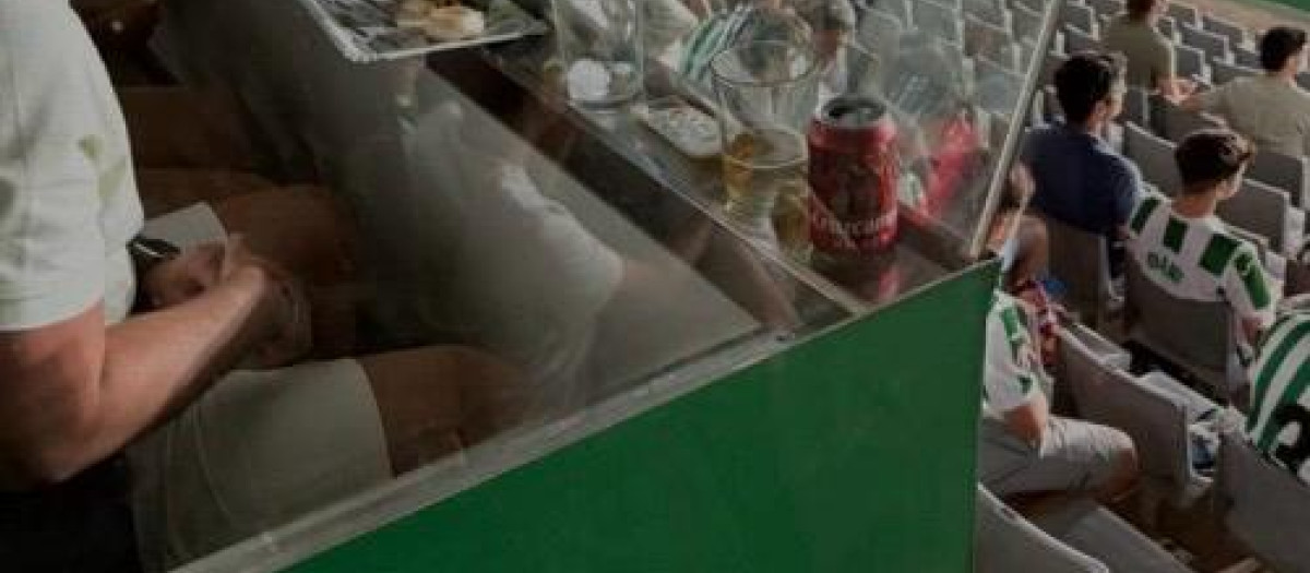 Bebida alcohólica en el placo del Córdoba. (Foto tomada el domingo 30 de agosto de 2026 a las 22:14)