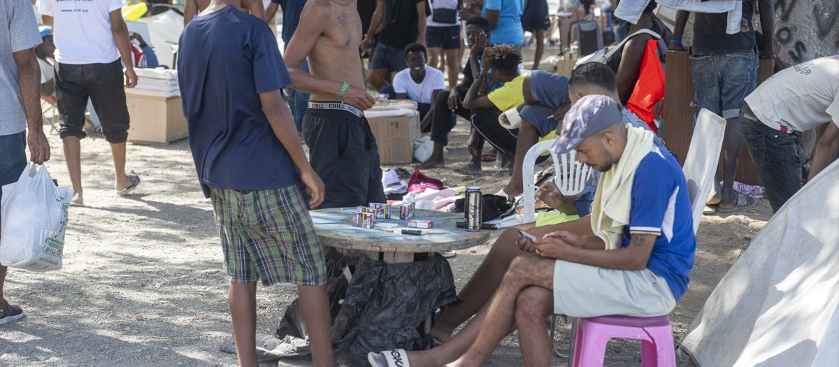 Varios migrantes asentados en la playa del Trampolín, a 31 de agosto de 2026,