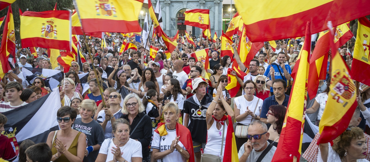 Decenas de personas durante una manifestación pacífica, a 30 de agosto de 2026, en Ceuta