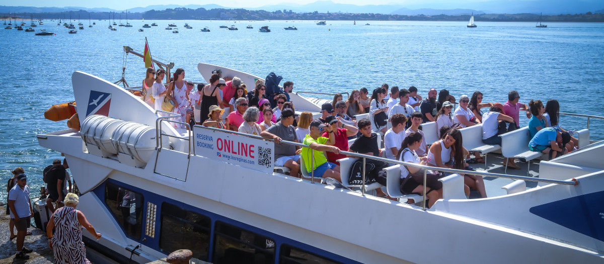 Barco de turistas de camino a la playa del Puntal, Santander