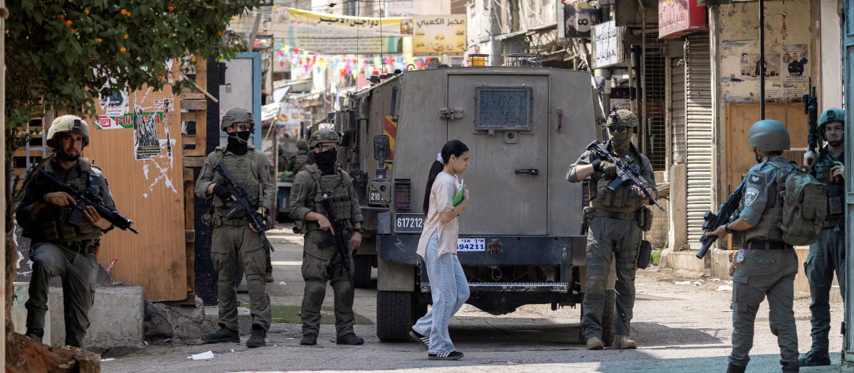 Soldados y vehículos blindados del ejército israelí durante una operación militar israelí en el campamento de refugiados palestinos de Balata, al este de Nablus, en la Cisjordania