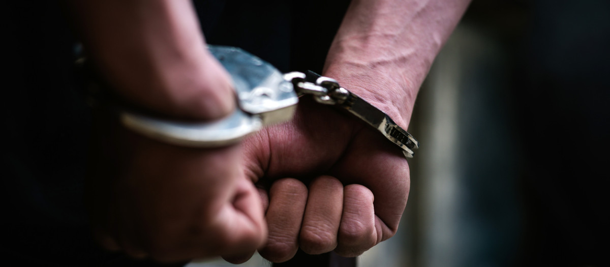 El hombre fue detenido y acusado de múltiples delitos