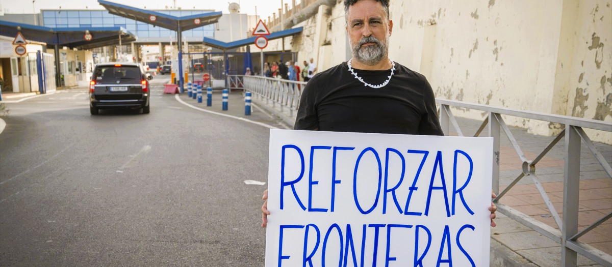 Un hombre se sitúa con un cartel en la frontera con Marruecos, este lunes, en Ceuta