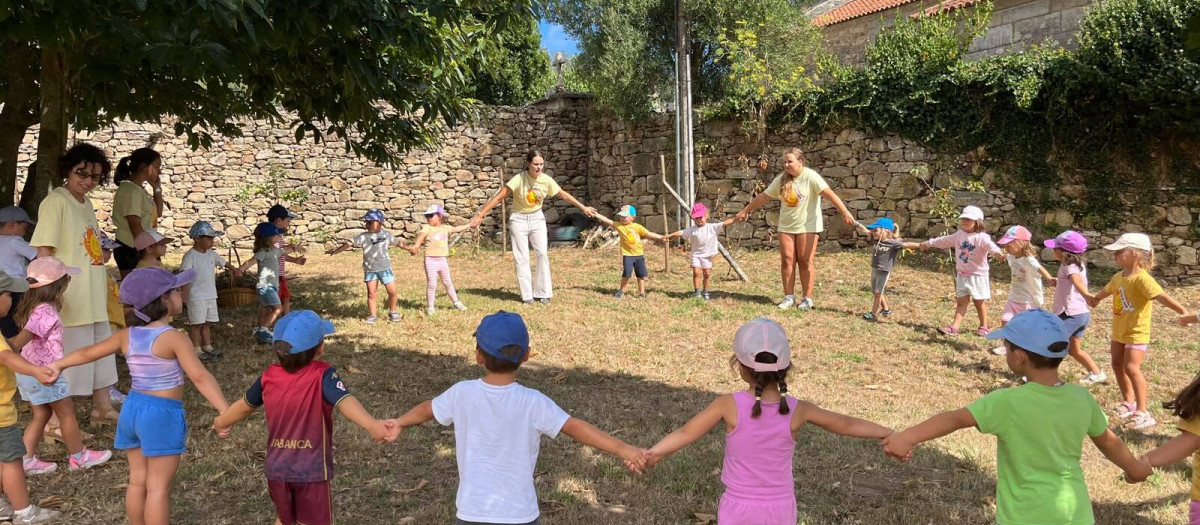 Galicia dará hasta 500 euros a las familias para cuidar a sus hijos: así se puede solicitar la ayuda