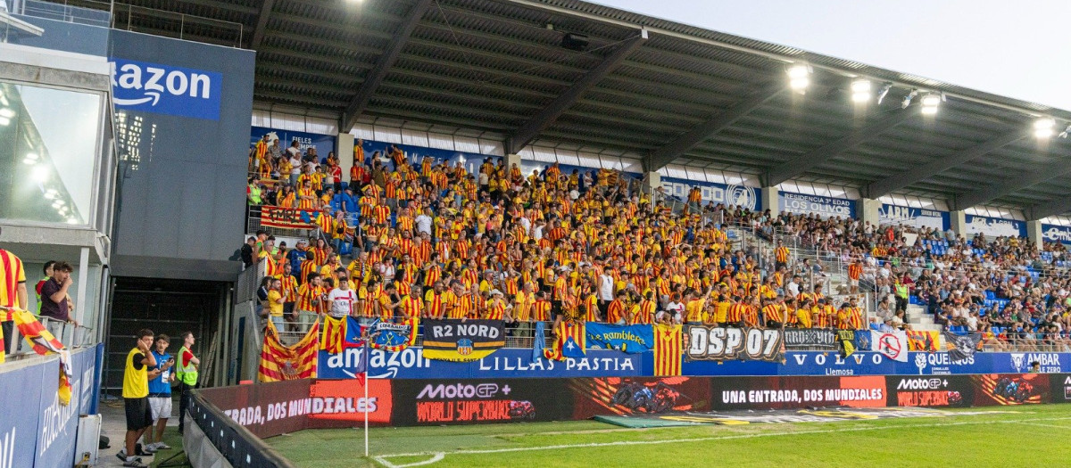 La afición del Sant Andreu llena El Alcoraz de esteladas