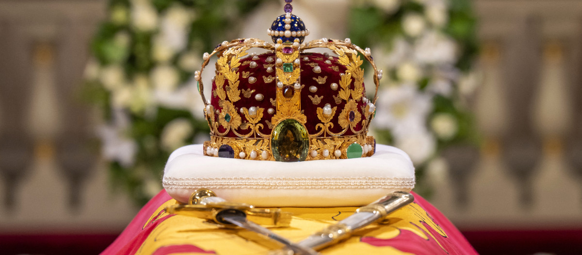 El féretro de Harald V con la corona real en la capilla ardiente