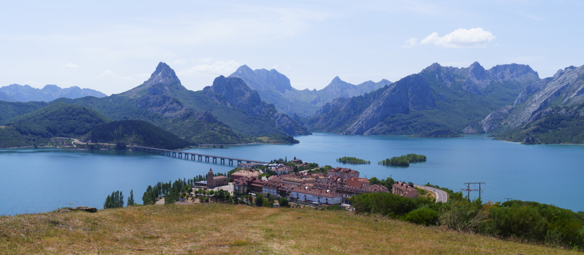 El pueblo rodeado de montañas y junto a uno de los embalses más espectaculares de España