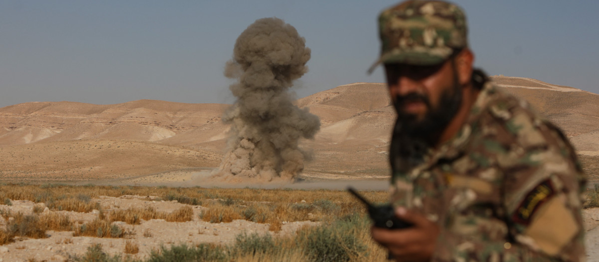 Un soldado del ejército sirio se agacha al explotar una mina terrestre durante una operación de desminado llevada a cabo por el departamento de ingeniería militar del Ministerio de Defensa sirio en Qarah