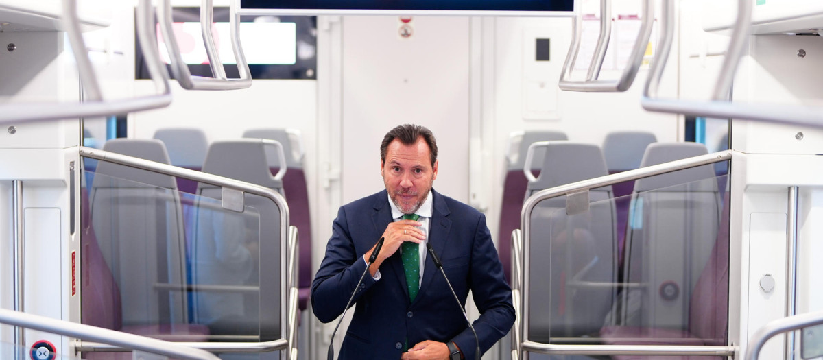 El ministro de Transportes y Movilidad Sostenible, Óscar Puente, este lunes en la presentación de los nuevos trenes de Cercanías Madrid