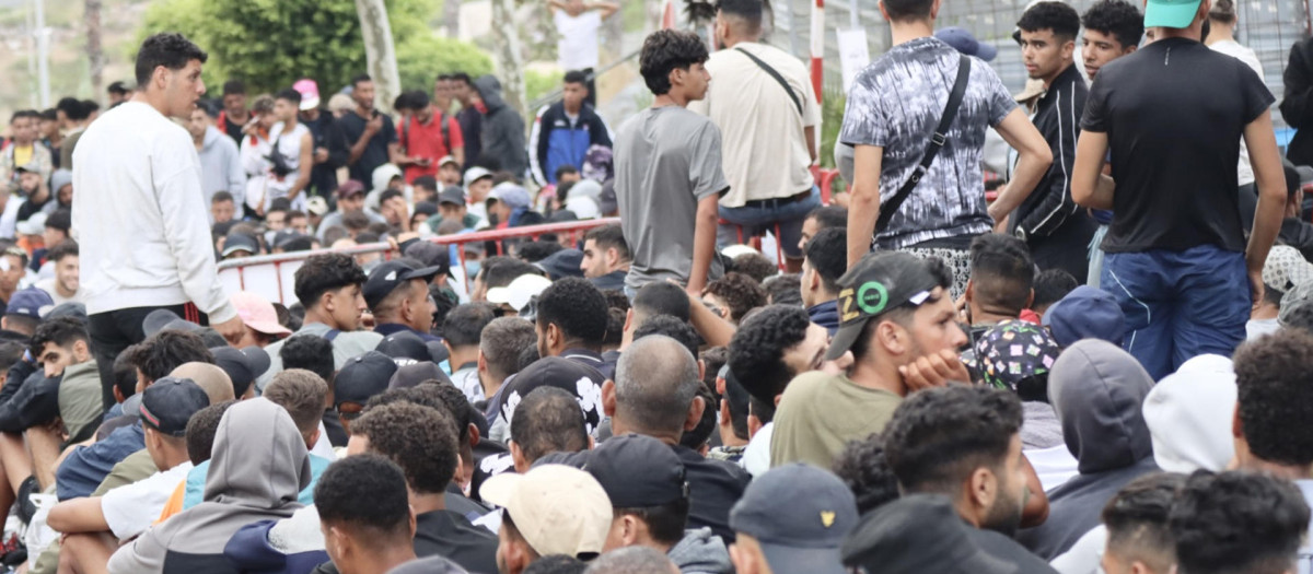 Cientos de inmigrantes esperan para ser registrados en Ceuta un mes después de la invasión