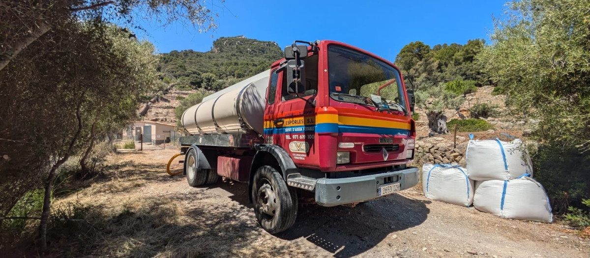 Uno de los camiones cisterna empleados para el transporte de agua a municipios.