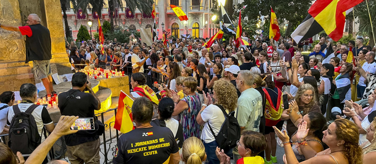 Ceutíes concenttados en la Plaza de África para depositar velas en señal de protesta por la crisis migratoria que atraviesa la ciudad