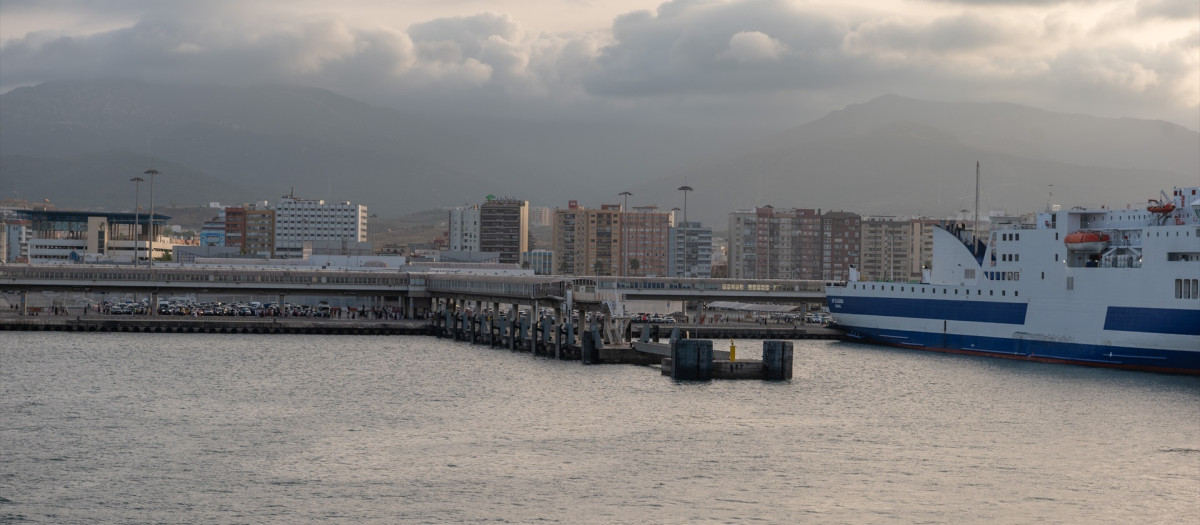 (Foto de ARCHIVO)
Vista del puerto de Algeciras durante la operación salida de la Operación Paso del Estrecho (OPE) 2025, en el puerto de Algeciras, a 3 de agosto de 2025, en Algeciras, Cádiz, Andalucía (España). La Operación Paso del Estrecho (OPE) 2025 se desarrolla desde el 15 de junio hasta el 15 de septiembre, gestionando el mayor tránsito de personas y vehículos entre Europa y el norte de África, principalmente por ciudadanos magrebíes que viajan a sus países de origen durante el verano. Es un dispositivo especial de protección civil que moviliza a más de 29.000 personas y afecta a nueve puertos clave: Algeciras, Tarifa, Alicante, Almería, Málaga, Motril, Valencia, Ceuta y Melilla.

Antonio Sempere / Europa Press
04 AGOSTO 2025;OPE;PASO DEL ESTRECHO;COCHES;PUERTO;VIAJE;VACACIONES
03/8/2025