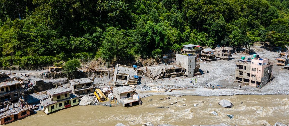 Una vista aérea muestra los graves daños ocasionados a lo largo del río Trishuli